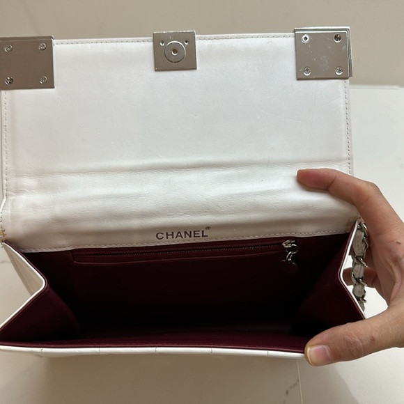Preloved Chanel White Patent Leather Chocolate Bar Clutch On Chain. - Picture 8 of 17